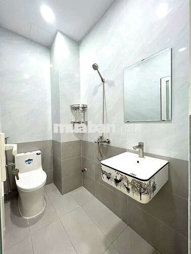 CHO THUÊ CHDV FULL NỘI THẤT CỬA SỔ TRỜI GẦN DH NGUYỄN TẤT THÀNH