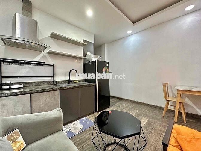 Căn hộ 1PN cửa sổ trời, phòng khách rộng, thang máy vân tay,gần Q1,3