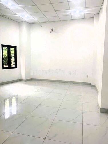 Nhà mới xây có hầm thang máy, khu trung tâm sầm uất, kinh doanh tốt
