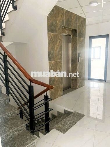 Nhà mới xây có hầm thang máy, khu trung tâm sầm uất, kinh doanh tốt