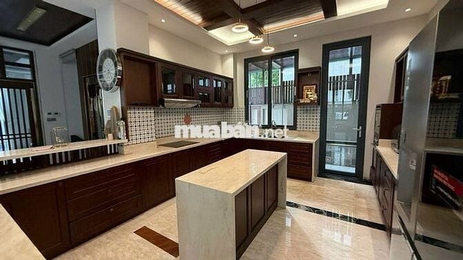 CHO THUÊ BIỆT THỰ QUẬN 7, 6 PHÒNG, CÓ THANG MÁY, NỘI THẤT CAO CẤP