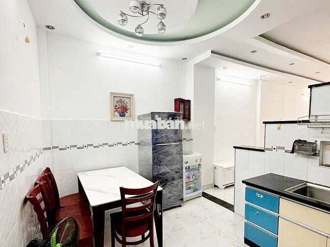 Nhà thuê 4m x 12m, 1 lầu hẻm Nguyễn Tri Phương, Quận 10