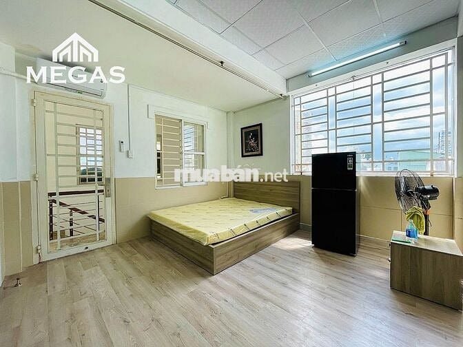 CĂN HỘ FULL NỘI THẤT CÓ BAN CÔNG, CỬA SỔ TRỜI VÀ PHÒNG TẮM KÍNH