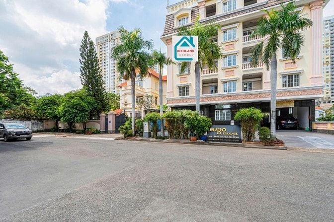 Cho thuê biệt  thự mặt tiền Nguyễn Văn Hưởng, Phường Thảo Điền, Quận 2