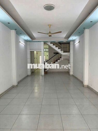 Bán nhà mặt tiền đường kinh doanh,ngay chợ Bà Hom cũ.
