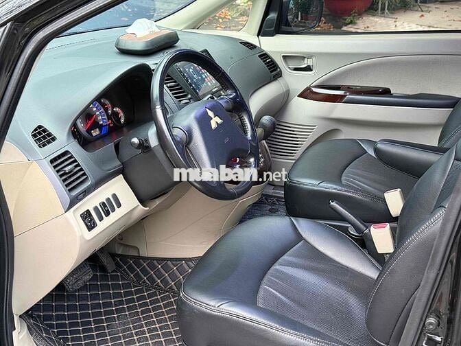 Mitsubishi Grandis 2008 2.4 AT màu đen xe zin đẹp