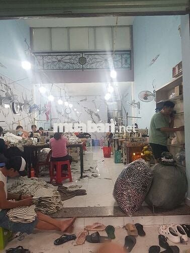 Cho thuê nhà có gác lửng dt5×20, có 2pn. Mặt tiền đường lớn. Đông dân