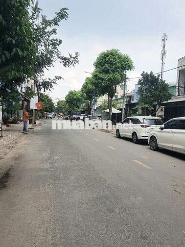 Cho thuê nhà có gác lửng dt5×20, có 2pn. Mặt tiền đường lớn. Đông dân