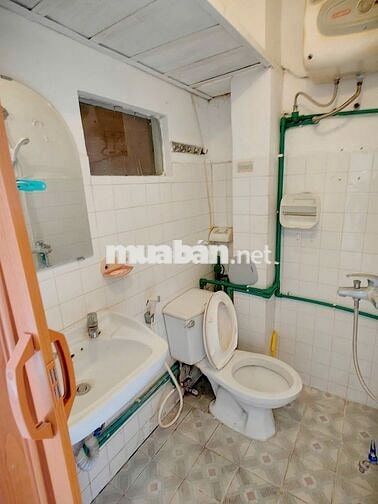 Cho thuê nhà tập thể K1 mặt phố Giảng Võ.