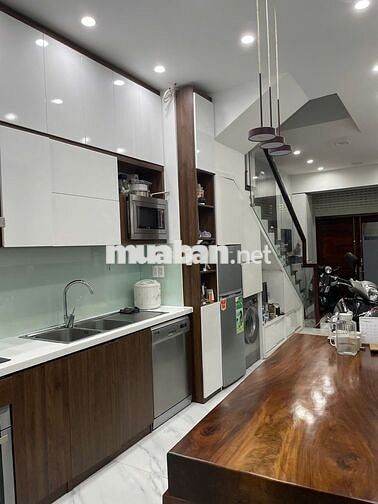 Nhà quận 1 119m2, 1 trệt, 2 lầu, 1 sân thượng, nội thất cao cấp