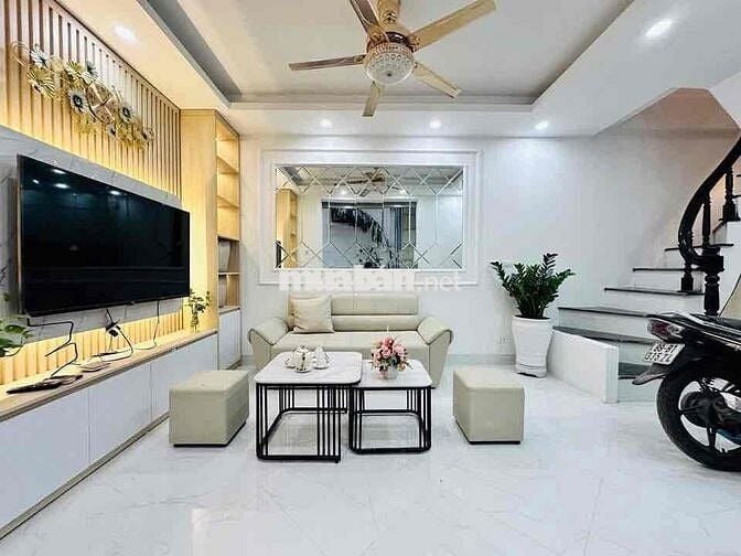 BÁN NHÀ CẦU GIẤY VỊ TRÍ ĐẸP NGÕ THÔNG BA GÁC 100M RA PHỐ FULL NỘI THẤT