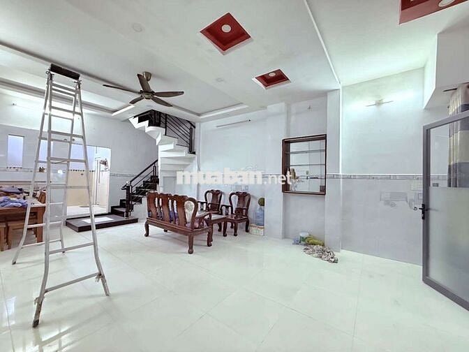 Nhà 2 tầng, nở hâu đẹp, 3pn, 3wc, HXH thông , sổ hồng riêng