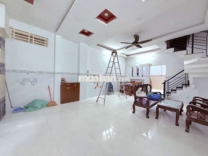 Nhà 2 tầng, nở hâu đẹp, 3pn, 3wc, HXH thông , sổ hồng riêng