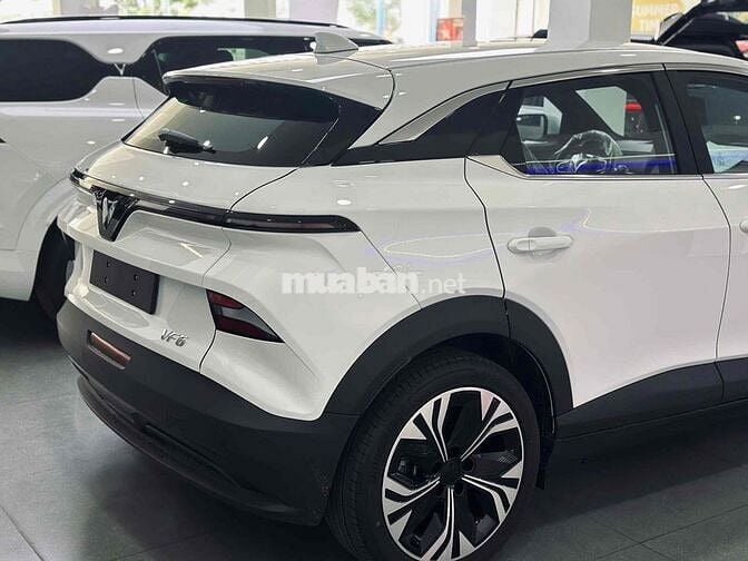 Vinfast VF6 plus xám, trắng nội thất nâu giao ngay
