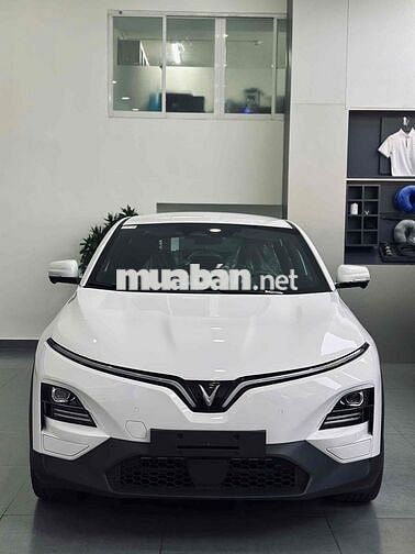 Vinfast VF6 plus xám, trắng nội thất nâu giao ngay