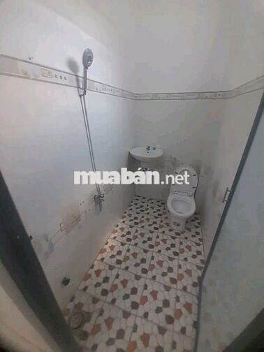 Nhà sạch sẽ,dt60m,2pn,gác đúc lững,đường nhựa,xe hơi đậu trước nhà