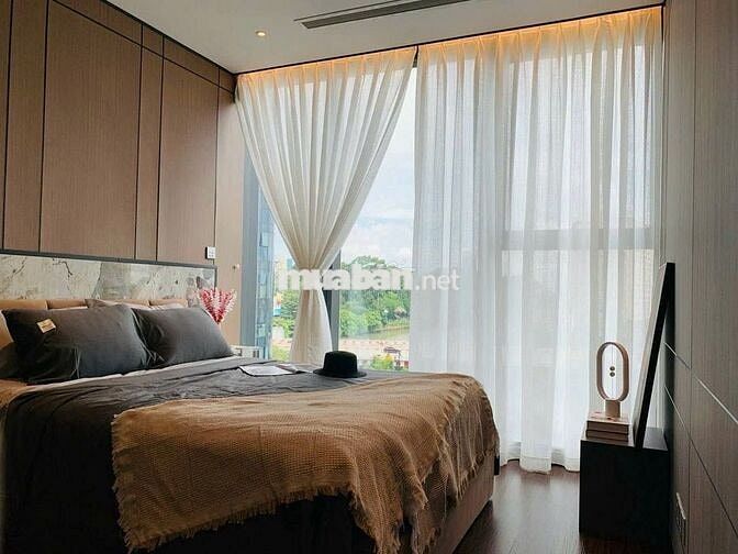 Căn 3PN, 2WC, sổ hồng tại Vinhomes Golden River Ba Son, 100m2, 23 tỷ