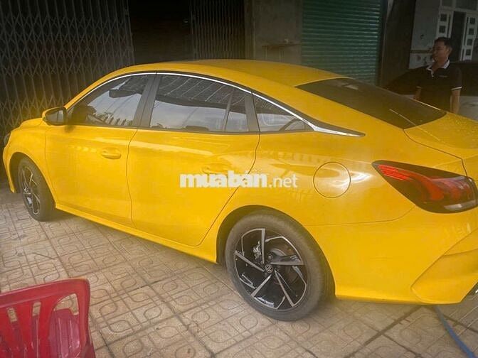 Ô tô MG5 2022 màu vàng, đã đi 30000 km
