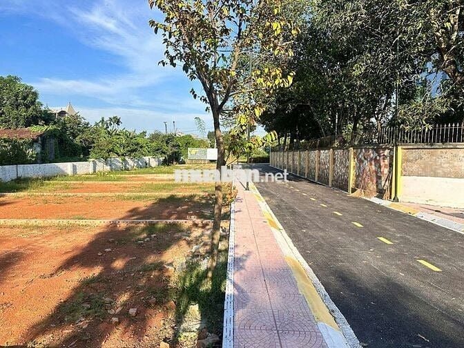 Đất mặt đường trục chính ngã 4 Lục Quân