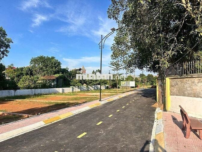 Đất mặt đường trục chính ngã 4 Lục Quân