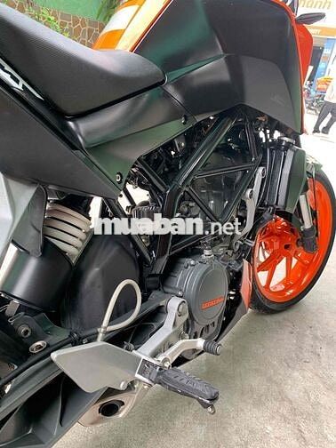 Dư KTM đang chờ bấm biển - biển sg