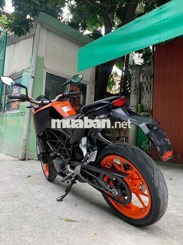 Dư KTM đang chờ bấm biển - biển sg