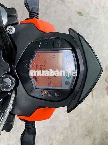 Dư KTM đang chờ bấm biển - biển sg