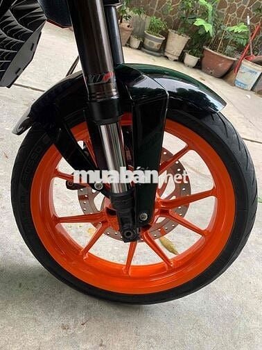 Dư KTM đang chờ bấm biển - biển sg