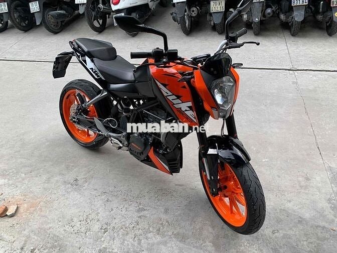 Dư KTM đang chờ bấm biển - biển sg