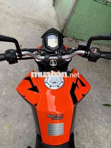 Dư KTM đang chờ bấm biển - biển sg