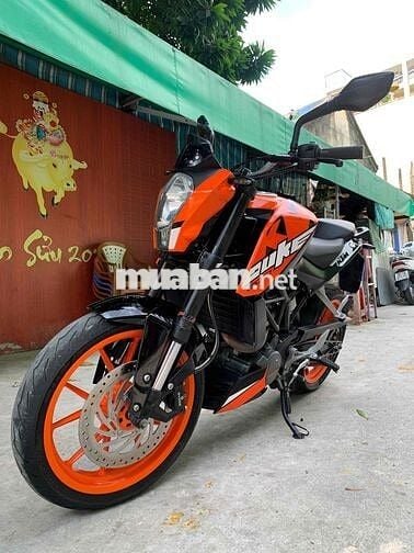 Dư KTM đang chờ bấm biển - biển sg