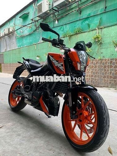 Dư KTM đang chờ bấm biển - biển sg