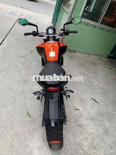 Dư KTM đang chờ bấm biển - biển sg