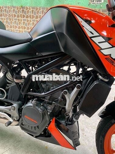 Dư KTM đang chờ bấm biển - biển sg