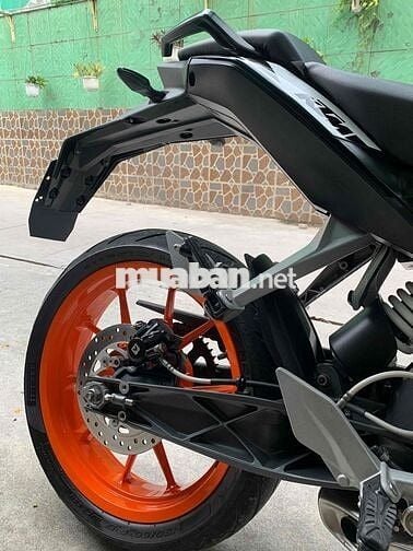 Dư KTM đang chờ bấm biển - biển sg