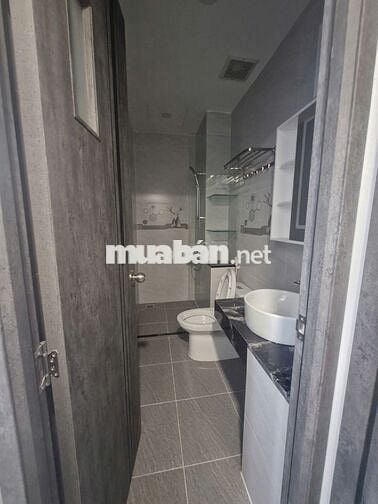 CHO THUÊ NHÀ MỚI ĐẸP, SẴN CỬA KÍNH, MÁY LẠNH - 61A HOA LAN, PHÚ NHUẬN