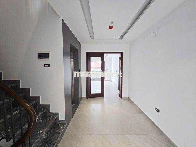 BÁN NHÀ PHÂN LÔ Ở CẦU GIẤY - NHÀ XÂY MỚI CÓ THANG MÁY - OTO ĐỖ CỬA