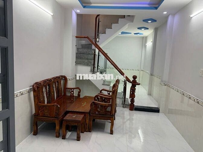 Nhà phố trệt 2 lầu. Có 4Pn 3Wc. Đường trước nhà 5m. Có sổ hồng