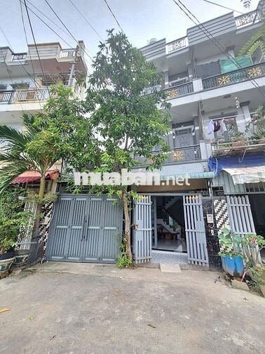 Nhà phố trệt 2 lầu. Có 4Pn 3Wc. Đường trước nhà 5m. Có sổ hồng