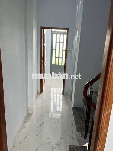 Nhà phố trệt 2 lầu. Có 4Pn 3Wc. Đường trước nhà 5m. Có sổ hồng