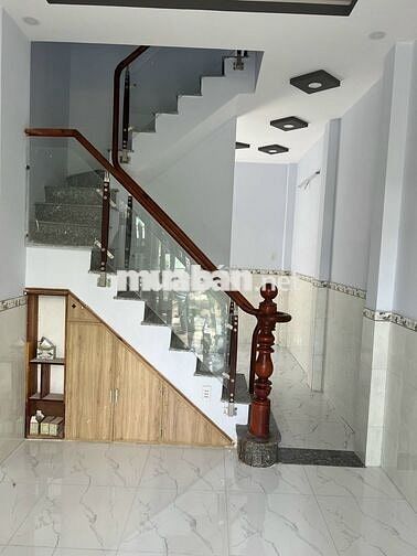 Nhà phố trệt 2 lầu. Có 4Pn 3Wc. Đường trước nhà 5m. Có sổ hồng