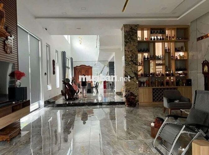 Biệt thự khủng 952m2 2 tầng ( 17m x 60m) Hồ bơi. Sân Vườn Lê Thị Riêng