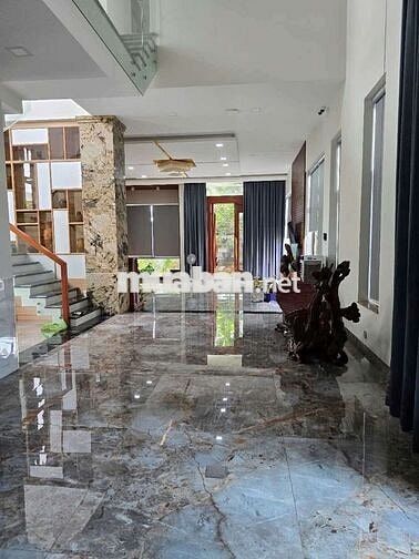 Biệt thự khủng 952m2 2 tầng ( 17m x 60m) Hồ bơi. Sân Vườn Lê Thị Riêng