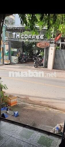 Nhà mặt tiền nhựa có 1 lầu  sạch sẽ thoáng mát