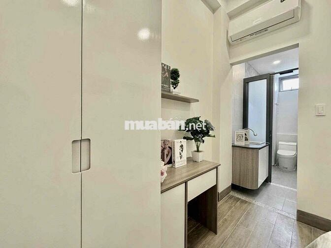 Trống căn STUDIO NGAY mặt tiền đường KHÁNH HỘI CÁCH Quận 1 800m