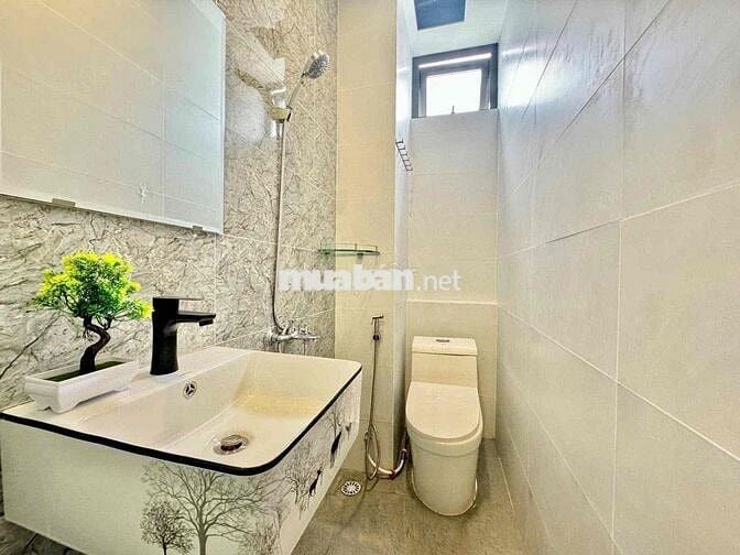 Trống căn STUDIO NGAY mặt tiền đường KHÁNH HỘI CÁCH Quận 1 800m