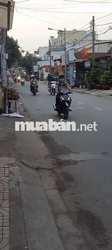 Nhà mặt tiền nhựa có 1 lầu  sạch sẽ thoáng mát