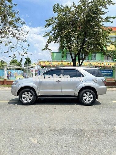 Toyota Fortuner 2010 2.7V 4x4 AT -