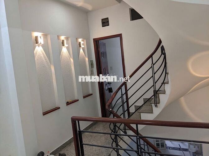 Nhà mặt tiền, 3m x 11m, 1 trệt + 3 lầu, đường Nguyễn Hiền, Q.3