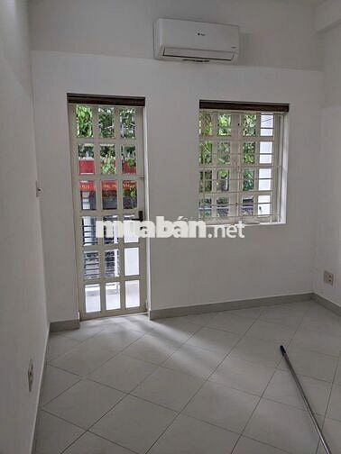 Nhà mặt tiền, 3m x 11m, 1 trệt + 3 lầu, đường Nguyễn Hiền, Q.3